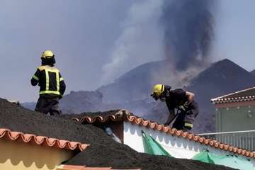 El Consorcio de Emergencias ingresa 235.000 euros a sus bomberos por su gran labor en la erupción de La Palma/TA.