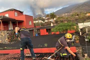 El Consorcio de Emergencias ingresa 235.000 euros a sus bomberos por su gran labor en la erupción de La Palma/TA.