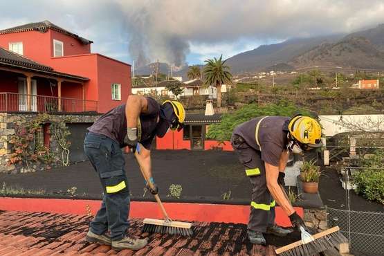 El Consorcio de Emergencias ingresa 235.000 euros a sus bomberos por su gran labor en la erupción de La Palma/TA.