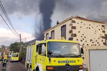 El Consorcio de Emergencias ingresa 235.000 euros a sus bomberos por su gran labor en la erupción de La Palma/TA.