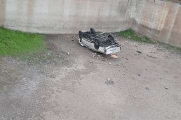 Un conductor grave al precipitarse a un estanque sin agua/TA.