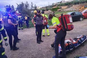 Un conductor grave al precipitarse a un estanque sin agua/TA.