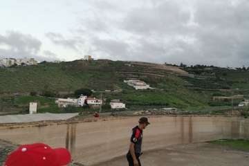 Un conductor grave al precipitarse a un estanque sin agua/TA.