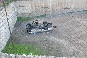 Un conductor grave al precipitarse a un estanque sin agua/TA.