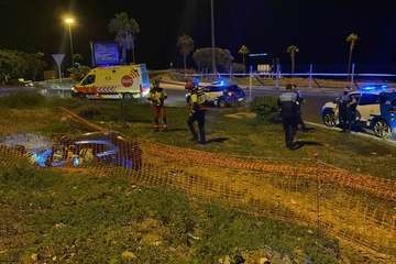 Una conductora ebria se sale de la vía y encaja su vehículo en una zanja/PLLPGC.