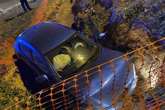 Una conductora ebria se sale de la vía y encaja su vehículo en una zanja/PLLPGC.