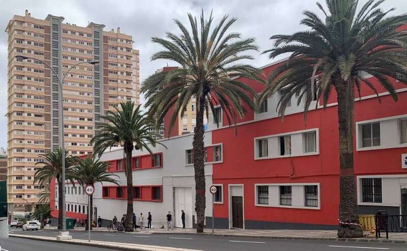 Gente esperando para recibir alimentos en la Avenida de Escaleritas/COPE Gran Canaria.