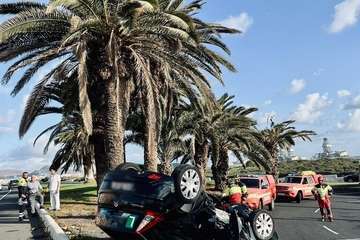 Aparatoso vuleco de un turismo en la Avenida Marítima/TA.