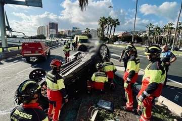 Aparatoso vuleco de un turismo en la Avenida Marítima/TA.