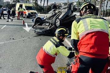 Aparatoso vuleco de un turismo en la Avenida Marítima/TA.