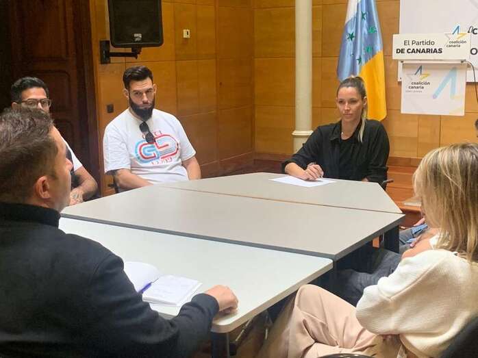 Reunión de la candidata María Fernández con representantes del sector de la gastronomía de la isla/TA.