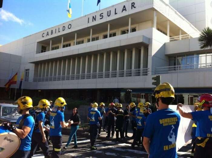 Imagen de archivo de una protesta de los bomberos frente a la sede del Cabildo grancanario/TA.