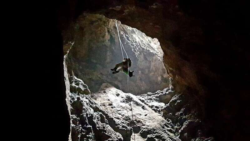 Bmberos en el interior de la Sima de Jinámar/TA.