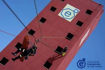 Bomberos de Telde y de la Isla se instruyen en un curso de prevencion en altura/TA.