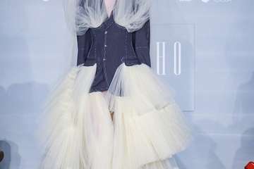  Los nuevos talentos inauguran la pasarela Bridal y Pedro Palmas pone el cierre a la jornada con la colección â€˜Neigeâ€™ inspirada en la nieve/TA.