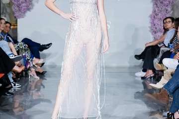  Los nuevos talentos inauguran la pasarela Bridal y Pedro Palmas pone el cierre a la jornada con la colección â€˜Neigeâ€™ inspirada en la nieve/TA.