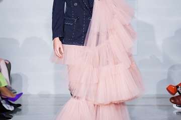  Los nuevos talentos inauguran la pasarela Bridal y Pedro Palmas pone el cierre a la jornada con la colección â€˜Neigeâ€™ inspirada en la nieve/TA.