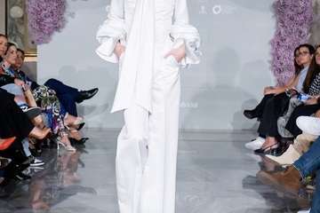  Los nuevos talentos inauguran la pasarela Bridal y Pedro Palmas pone el cierre a la jornada con la colección â€˜Neigeâ€™ inspirada en la nieve/TA.