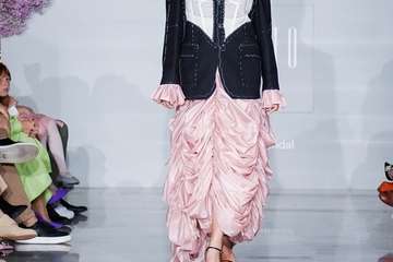  Los nuevos talentos inauguran la pasarela Bridal y Pedro Palmas pone el cierre a la jornada con la colección â€˜Neigeâ€™ inspirada en la nieve/TA.