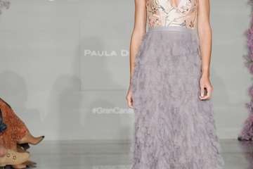  Los nuevos talentos inauguran la pasarela Bridal y Pedro Palmas pone el cierre a la jornada con la colección â€˜Neigeâ€™ inspirada en la nieve/TA.