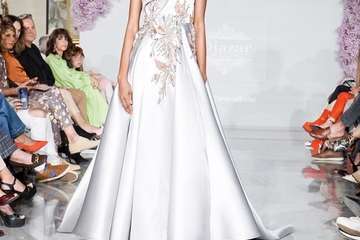  Los nuevos talentos inauguran la pasarela Bridal y Pedro Palmas pone el cierre a la jornada con la colección â€˜Neigeâ€™ inspirada en la nieve/TA.