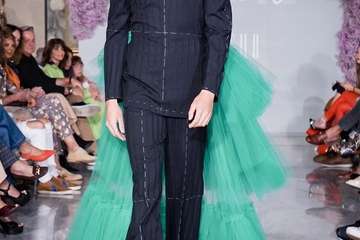  Los nuevos talentos inauguran la pasarela Bridal y Pedro Palmas pone el cierre a la jornada con la colección â€˜Neigeâ€™ inspirada en la nieve/TA.