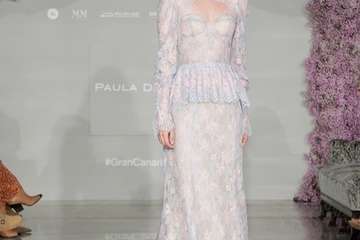  Los nuevos talentos inauguran la pasarela Bridal y Pedro Palmas pone el cierre a la jornada con la colección â€˜Neigeâ€™ inspirada en la nieve/TA.
