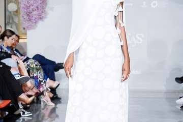  Los nuevos talentos inauguran la pasarela Bridal y Pedro Palmas pone el cierre a la jornada con la colección â€˜Neigeâ€™ inspirada en la nieve/TA.