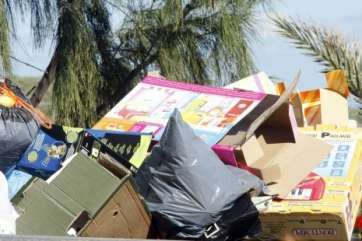 Imagen de un contenedor repleto de restos de cajas de regalos (Foto TA)