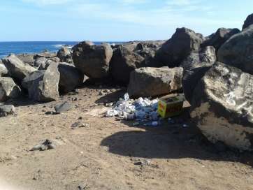 Basura acumulada en la playa de Bocabarranco (Foto TA)