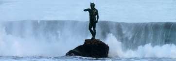 La escultura de Neptuno, en medio del fuerte oleaje (Foto Jesús Ruiz Mesa)