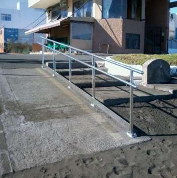 Barandilla instalada en la playa de La Garita (TA)