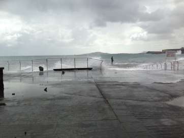 Barandilla rota en la zona del muelle de Melenara (Foto TA)