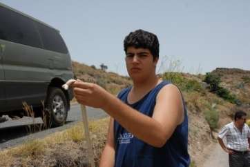Imagen de archivo de un joven vecino de Telde con una serpiente real en sus manos (Foto TA)