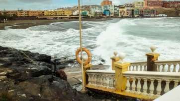 Oleaje en la playa de Melenara (Foto Antonio Rico)