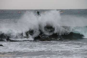 Oleaje en la playa de Melenara (Foto Jesús Ruiz Mesa)