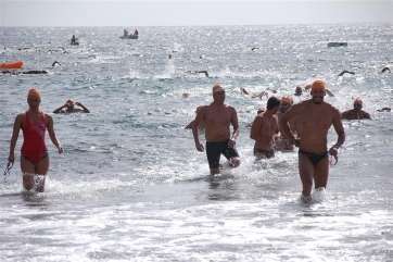 Imagen de archivo de una travesía a nado desde Salinetas (Foto TA)