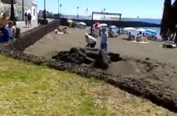 Trabajos de eliminación de la figura de arena (Foto TA)