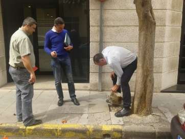 Juan Martel y Mario Torres junto a un técnico visitando la zona (Foto TA)