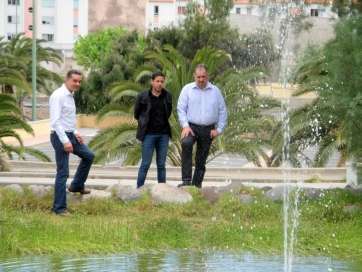 Ediles de Telde comprobando la limpieza en el parque (Foto TA)