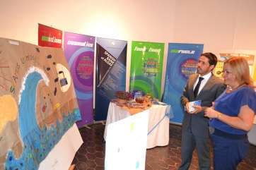 Mari Carmen Castellano y Héctor Suárez, este miércoles con el cartel de los actos (Foto TA)