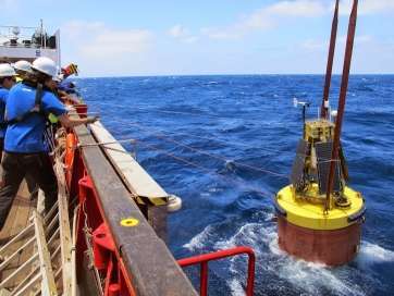 Maniobra de instalación de la boya (Foto TA)