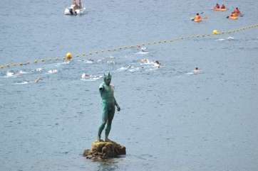 Los deportistas nadan por el canal a la altura de la escultura del Neptuno (Foto Daniel Ojeda)