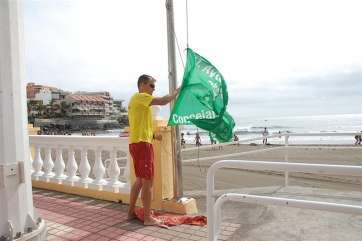 Un socorrista coloca la bandera verde en la playa de Salinetas, en una imagen de archivo (Foto TA)