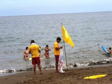 Imagen de archivo de bandera amarillo por medusas en la costa de Telde (Foto TA)