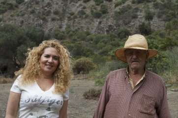 La consejera insular con la única persona que vive en la caldera de Bandama, Agustinito, de 86 años