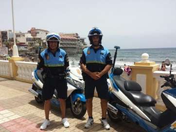 Agentes de la Policía Local destinados en la zona costera (Foto TA)