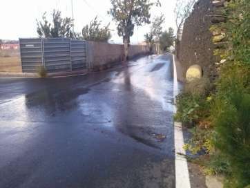 Vertido de aguas fecales en la vía pública (Foto TA)