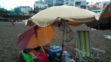 Sombrillas en la playa de Melenara (Foto TA)