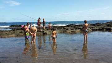 Un grupo de bañistas disfrutando de la charca de Salinetas (Foto TA)